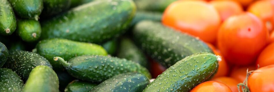 Vibrant cucumbers and tomatoes displayed at a market in Kahramanmaraş, Türkiye.